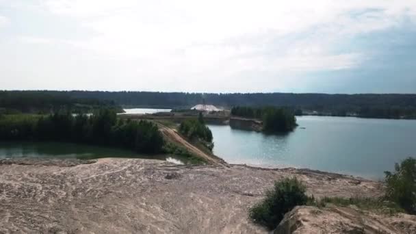 Vista de la hermosa orilla del lago en verano, orilla arenosa — Vídeo de stock