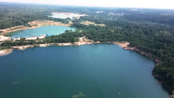 Вид на красивий берег озера влітку, піщаний берег — стокове відео