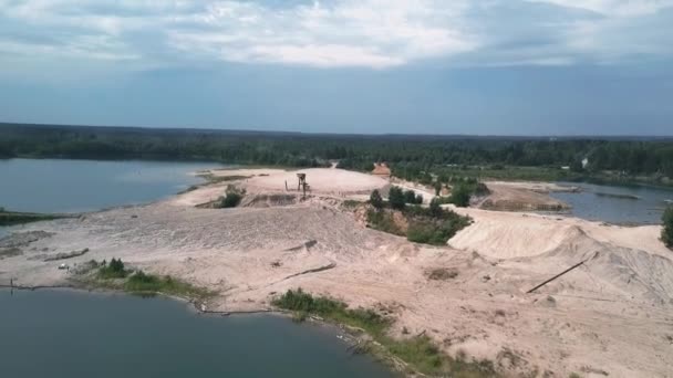 Yazın güzel göl kıyısı manzarası, kumlu sahil — Stok video