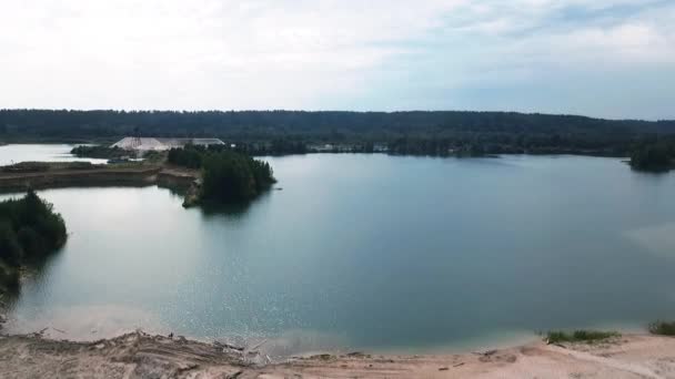 Vista da bela margem do lago no verão, costa arenosa — Vídeo de Stock