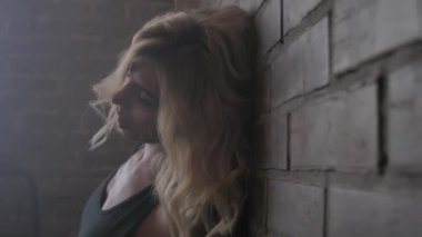Duvarın yanında seksi sarışın, sanat filmi.