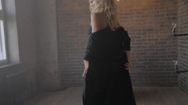 Vacker ung blondin i svarta underkläder tegelvägg — Stockvideo