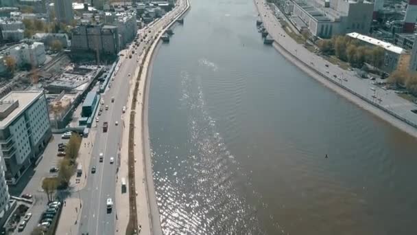 Άποψη του Κρατικού Πανεπιστημίου της Μόσχας από πτήση πουλιών πάνω από τον ποταμό — Αρχείο Βίντεο