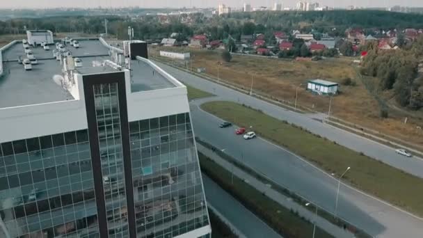 Vista do centro de negócios de vidro no verão, edifício destacado — Vídeo de Stock