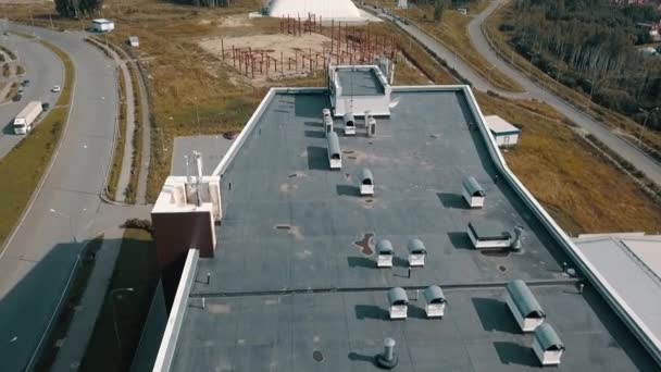Άποψη του επιχειρηματικού κέντρου από γυαλί οροφής το καλοκαίρι, ανεξάρτητο κτίριο — Αρχείο Βίντεο