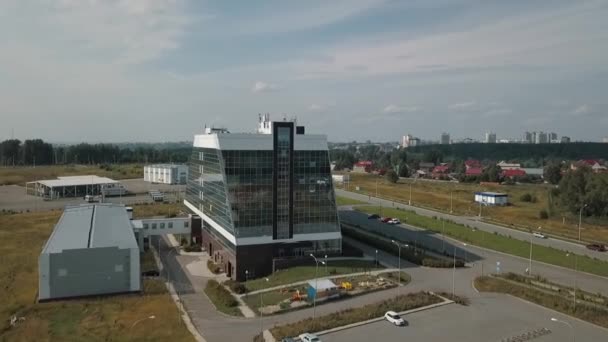 Uitzicht op het glasbusiness centrum in de zomer, vrijstaand gebouw — Stockvideo