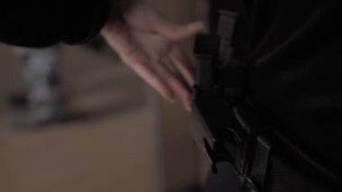 Kız silah şarjörüyle cephane dolduruyor. Glock