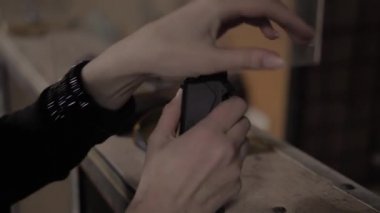 Kız silah şarjörüyle cephane dolduruyor. Glock