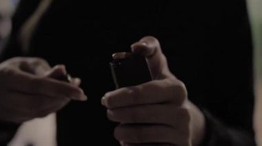 Kız silah şarjörüyle cephane dolduruyor. Glock