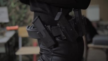 Siyah elbiseli mühimmat kemeri kızı.