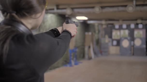 Kvinna i praktiken av pistol skytte i kampsporter för självförsvar i ett nödfall — Stockvideo