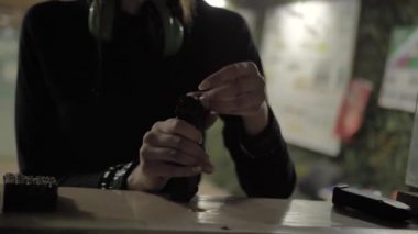 Kız silah şarjörüyle cephane dolduruyor. Glock