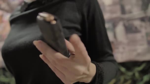 Une fille charge des munitions avec un chargeur de pistolet. Glock ! — Video