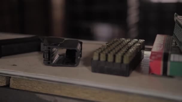 Kogels liggen op tafel, close-up. — Stockvideo