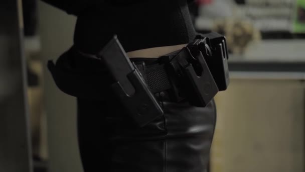 女孩用手枪弹夹装弹药。格洛克 — 图库视频影像