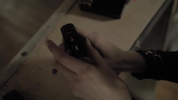 Κορίτσι γεμίζει πυρομαχικά με γεμιστήρα πιστολιού. Γκλοκ — Αρχείο Βίντεο