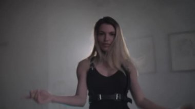 Siyah iç çamaşırlı güzel sarışın ışıklarla portre.