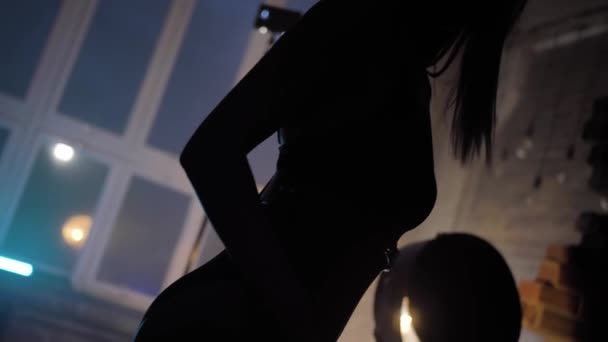 Schöne junge Blondine in schwarzer Unterwäsche Silhouette — Stockvideo
