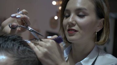 Berber kız çok şık bir saç kesimi yapıyor.