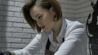 Kız berber bir erkeğin kafasını yıkar.