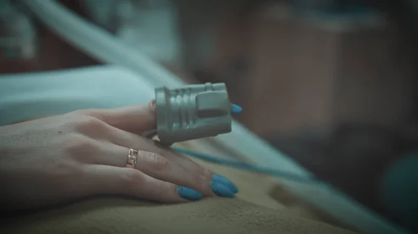 Girl connect a sensor on her finger — Stock Fotó