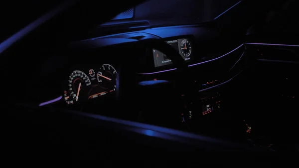Wnętrze luksusowy samochód w kolorowe światła i czarne tło — Zdjęcie stockowe
