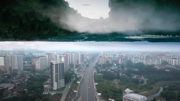 Widok na miasto z lustrzanym odbiciem lasu, abstrakcyjny materiał — Wideo stockowe