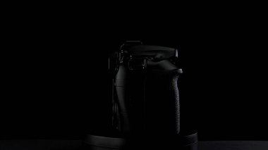 Tomsk, Rusya - 17 Mart 2020: Siyah arka planda Canon 70d kamera. yan görünüm