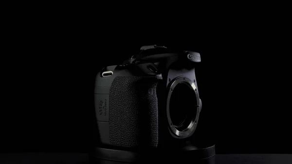 Tomsk, Russia - March 17, 2020: Canon 70d κάμερα σε μαύρο φόντο. Η μήτρα της κάμερας είναι ορατή, πλευρική όψη — Φωτογραφία Αρχείου