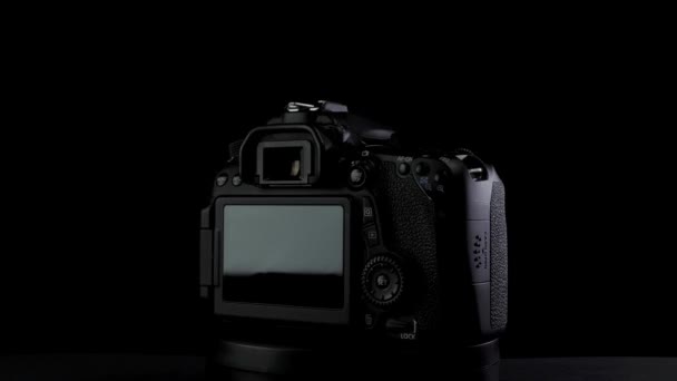 Nenhuma câmera de marca no fundo preto. Matriz da câmera é visível, rotação de suporte rápida — Vídeo de Stock