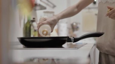 Kız tavaya yağ döker, yağ şişede biter.