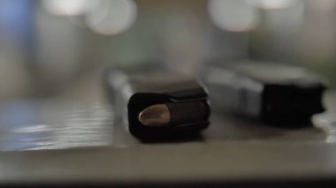 Mermiler masada. Yakın çekim.