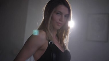 Siyah iç çamaşırlı güzel sarışın ışıklarla portre.