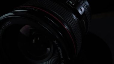 TOMSK, RUSSIA - 21 Mart 2020: Siyah zemin üzerinde Canon 24-105 lens kamerası