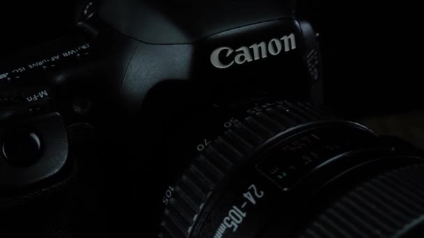 TOMSK, RUSIA - 21 de marzo de 2020: Cámara Canon 7D sobre fondo negro con lentes 24-105 — Vídeo de stock