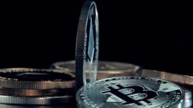 Siyah arka planda SIIver Ethereum madeni para. Gümüş Kripto madeni parası.