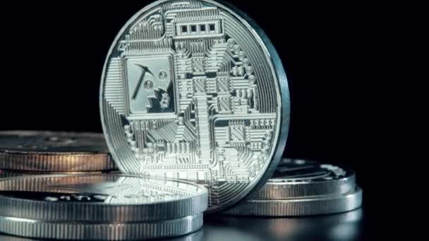 SIlver Bitcoin Münze auf schwarzem Hintergrund. Silberne Kryptomünze auf Spinnständer. — Stockvideo