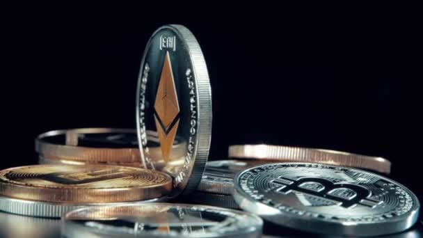 SIlver Ethereum munt op zwarte achtergrond. Zilveren Crypto munt op draaiende standaard. — Stockvideo