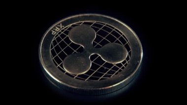 Siyah arka planda SIIver Ripple madeni parası. Gümüş Kripto madeni parası.