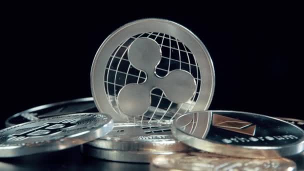 Moneda SIlver Ripple sobre fondo negro. Moneda de plata Crypto en soporte giratorio . — Vídeo de stock