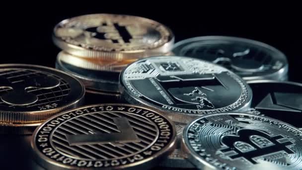 Silberne Litecoin-Münze auf schwarzem Hintergrund. Silberne Kryptomünze auf Spinnständer. — Stockvideo