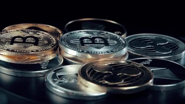 SIlver Bitcoin Münze auf schwarzem Hintergrund. Silberne Kryptomünze auf Spinnständer. — Stockvideo