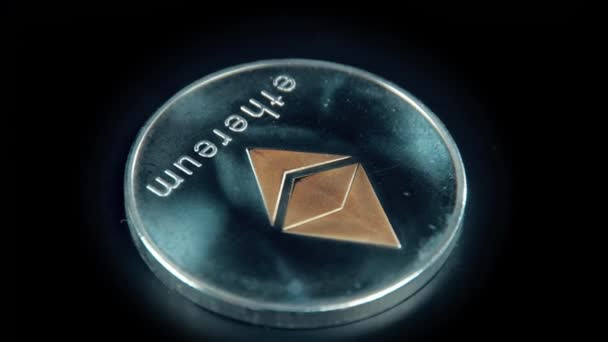 黒の背景にSilver Ethereumコイン。スピニングスタンド上の銀暗号コイン. — ストック動画