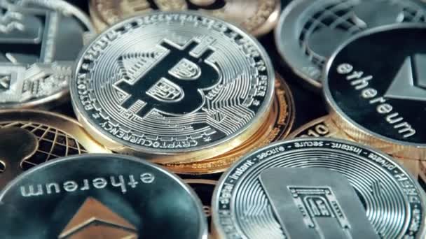 Sillver Bitcoin σε μαύρο φόντο. Αργυρό νόμισμα Crypto σε περιστρεφόμενο περίπτερο. — Αρχείο Βίντεο