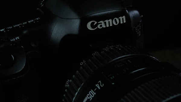 TOMSK, RUSKO - 21. března 2020: Canon 7D kamera na černém pozadí s objektivem 24-105 — Stock fotografie