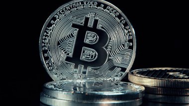 Siyah arka planda SIIver Bitcoin. Gümüş Kripto madeni parası.