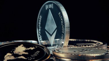 Siyah arka planda SIIver Ethereum madeni para. Gümüş Kripto madeni parası.