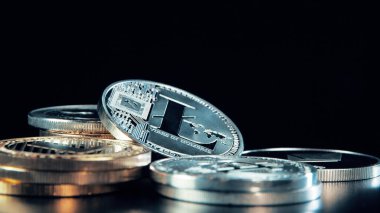 Siyah arka planda gümüş Litecoin madeni para. Gümüş Kripto madeni parası.