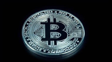 Siyah arka planda SIIver Bitcoin. Gümüş Kripto madeni parası.