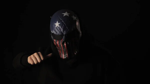 Hombre con una máscara de miedo color de la bandera de EE.UU. muestra un gesto de muerte —  Fotos de Stock